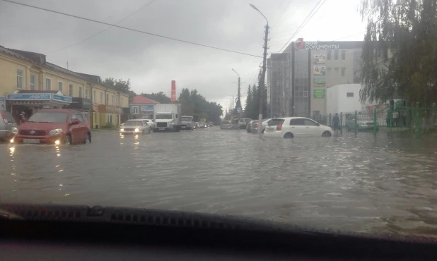 Дождь затопил дворы и улицы Искитима. 18 июля 2017 года.