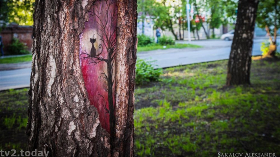 Картина на дереве в Томске.
