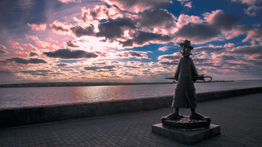 Памятник Чехову в Томске.