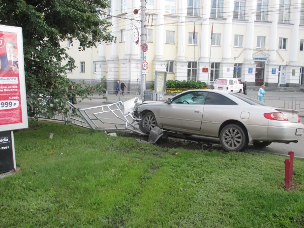 ДТП в центре Барнаула. "Тойота снесла ограждение. 18 июля 2017 года.