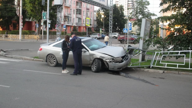 ДТП в центре Барнаула. "Тойота снесла ограждение. 18 июля 2017 года.