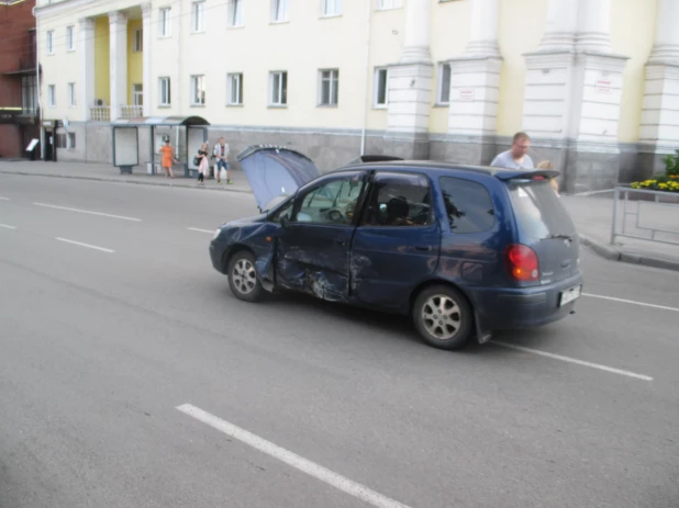 ДТП в центре Барнаула. "Тойота снесла ограждение. 18 июля 2017 года.