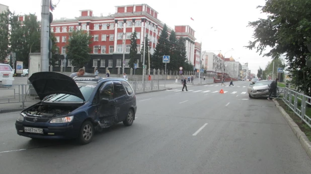 ДТП в центре Барнаула. "Тойота снесла ограждение. 18 июля 2017 года.