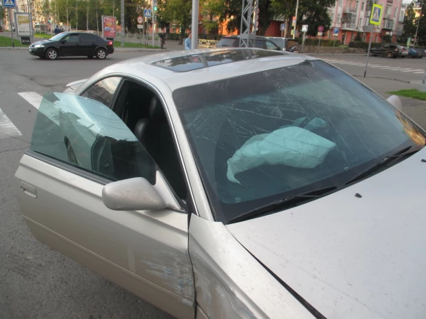 ДТП в центре Барнаула. "Тойота снесла ограждение. 18 июля 2017 года.