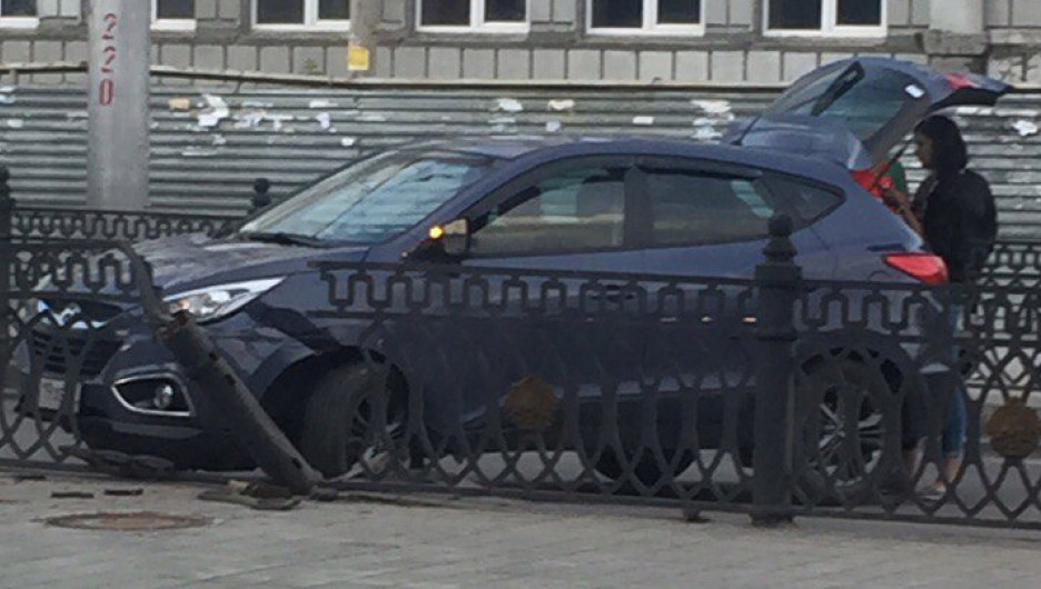 На площади Октября иномарка снесла чугунный забор. 18 июля 2017 года