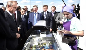 Владимир Путин накормил министров мороженым во время посещения МАКС-2017.