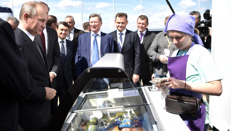 Владимир Путин накормил министров мороженым во время посещения МАКС-2017.