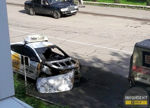 В Бийске сгорел автомобиль "Яндекс.Такси". 21 июля 2017 года.