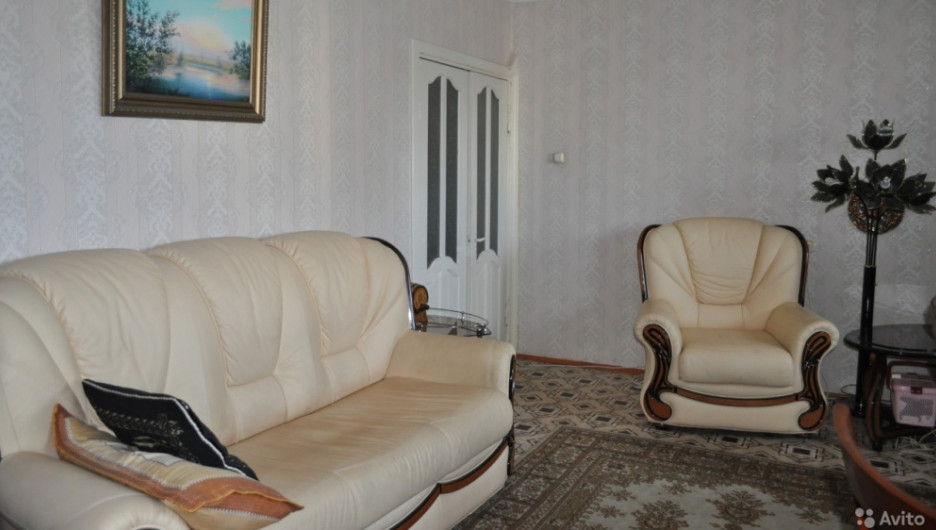 В Барнауле продают шестикомнатную квартиру на трех этажах дома.