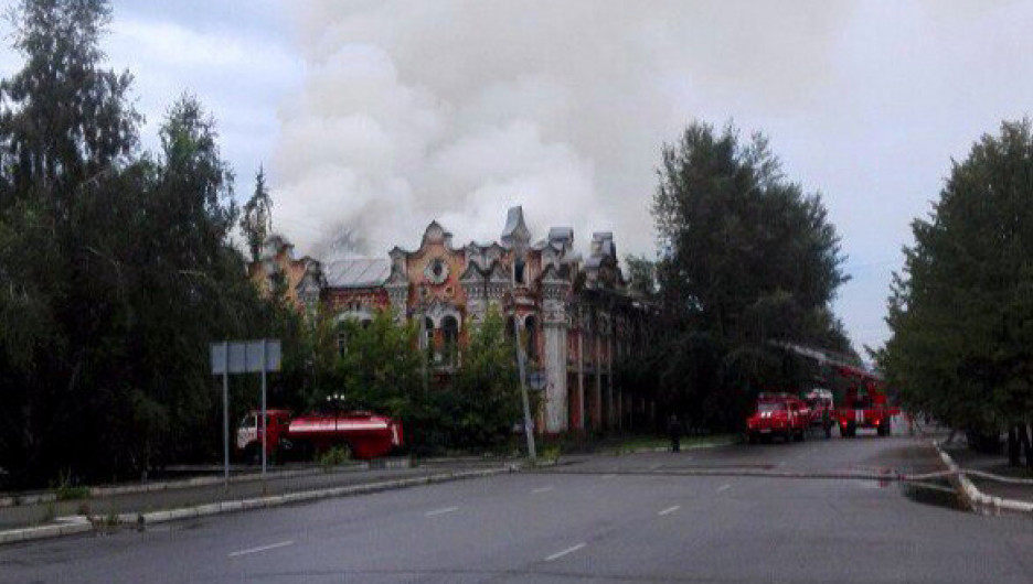 В Бийске горело здание. 