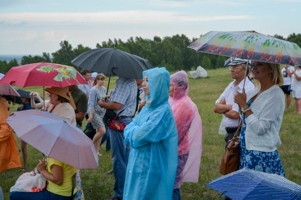 Как спасались от непогоды гости Шукшинского фестиваля.