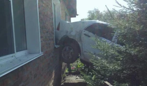 В Шипуново Иномарка врезалась в дом. 23 июля 2017 года.