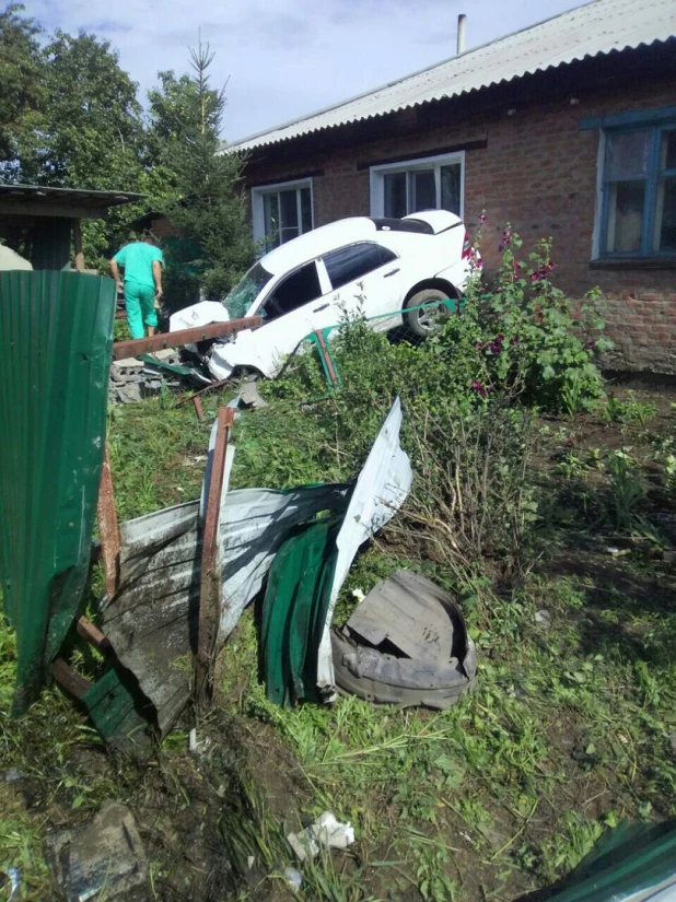 В Шипуново Иномарка врезалась в дом. 23 июля 2017 года.