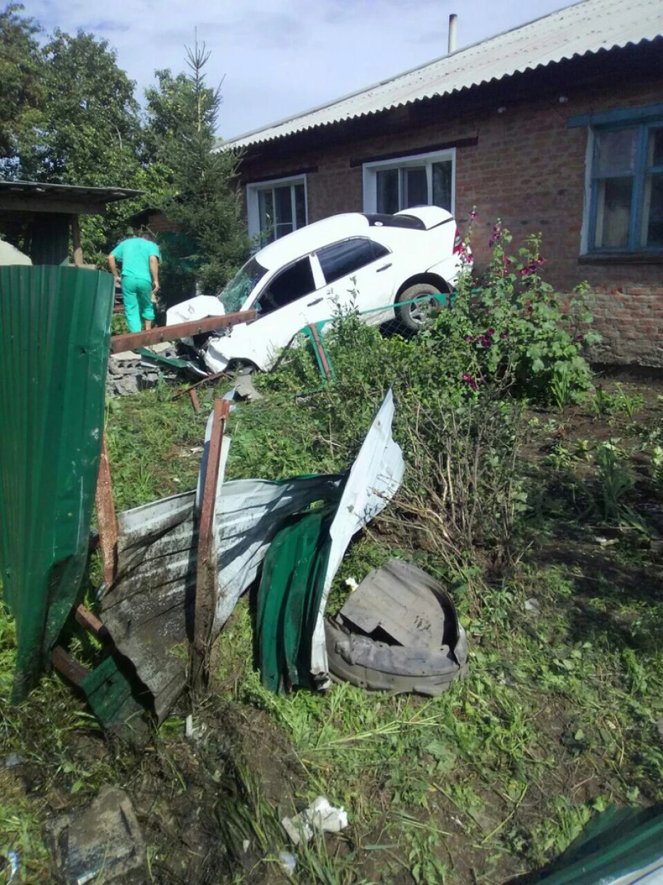 На Алтае машина врезалась в окно жилого дома