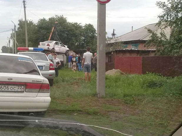 В Шипуново Иномарка врезалась в дом. 23 июля 2017 года.