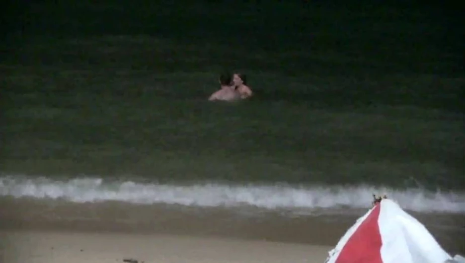 Пока россияне занимались сексом на пляже в Патайе, их снимали на камеры зеваки.