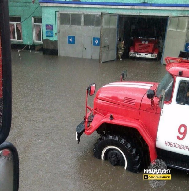 В Новосибирске дождь затапливает пожарную часть.