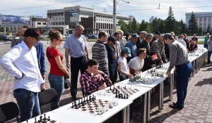 Сеанс одновременной игры в шахматы в Барнауле.