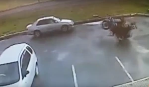 В Сростках мотоцикл врезался в стоящий на парковке автомобиль. 23 июля 2017 года.