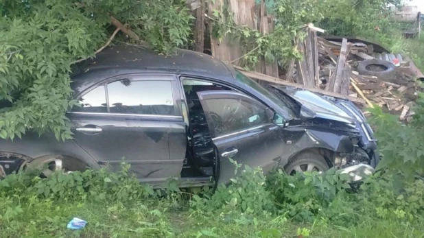 В Горно-Алтайске Toyota протаранила опору ЛЭП и забор дома