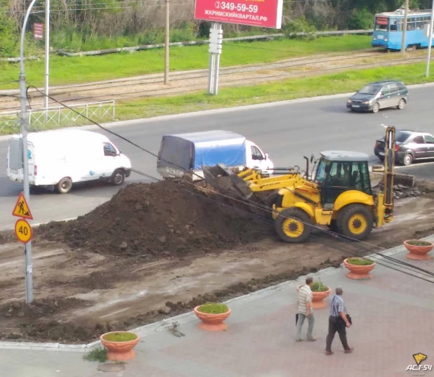 В Новосибирске убрали уложенную накануне землю с асфальта. 25 июля 2017 года.