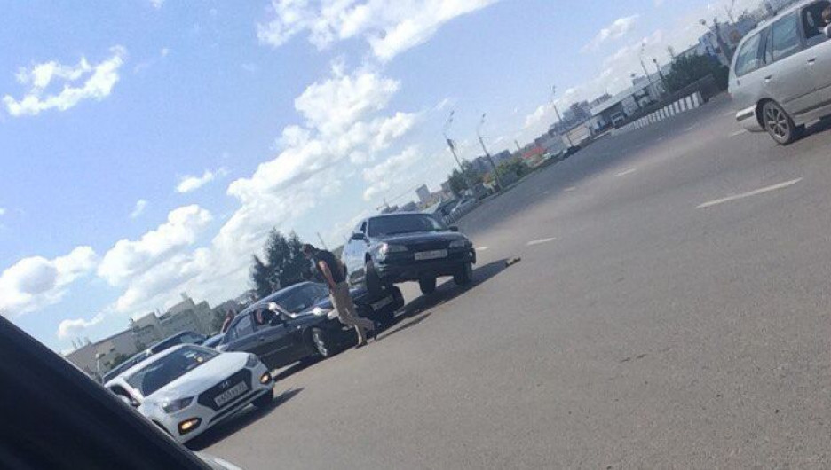 "Летающая" Toyota запрыгнула на Nissan. Барнаул, 25 июля 2017 года.
