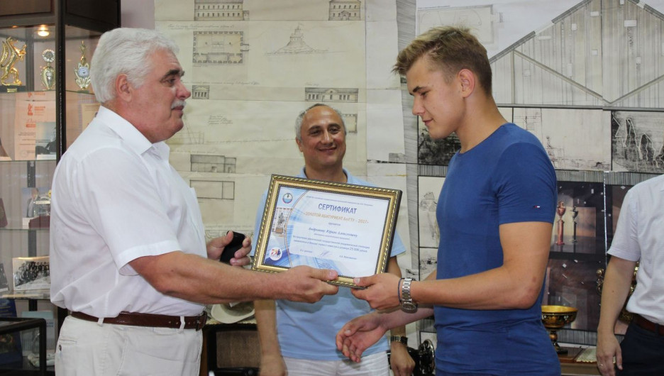 Вручение сертификата Юрию Андронову.