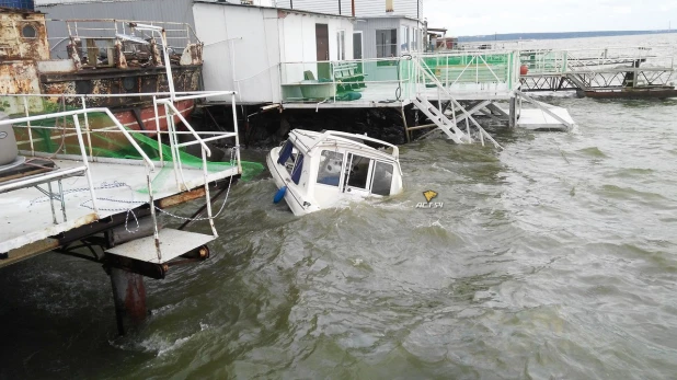 На Обском море разбился катер. 25 июля 2017 года.