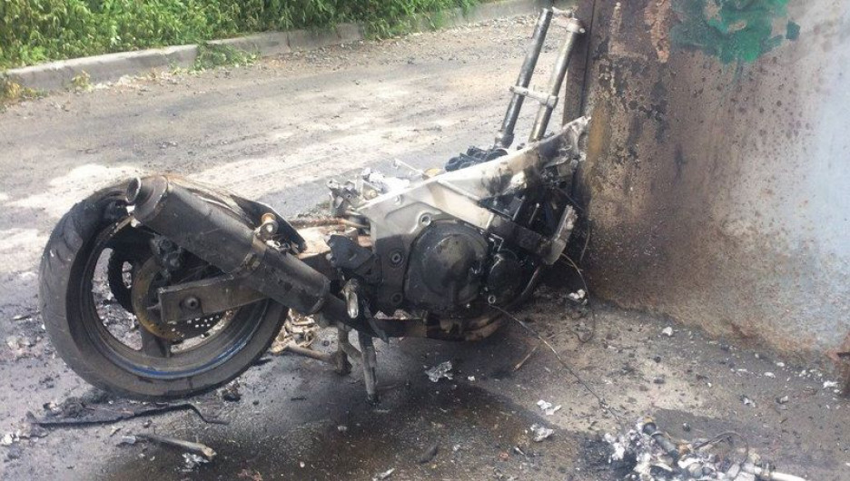 В Новосибирске угонщики сожгли мотоцикл. 26 июля 2017 года.