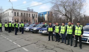 Члены дружины "Дорожный патруль" с сотрудниками ДПС.