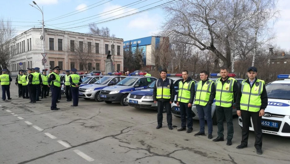 Члены дружины "Дорожный патруль" с сотрудниками ДПС.