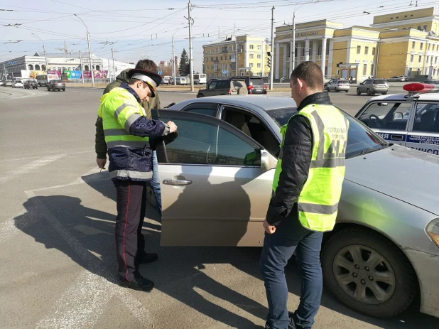 Члены дружины "Дорожный патруль" с сотрудниками ДПС.