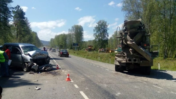 На Алтае столкнулись иномарка и автобетономешалка