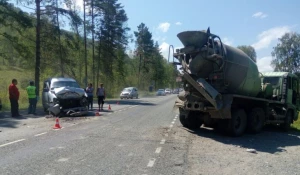 На Алтае столкнулись иномарка и автобетономешалка
