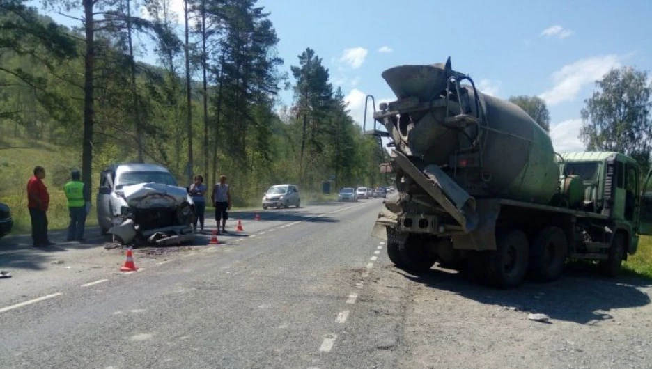 На Алтае столкнулись иномарка и автобетономешалка