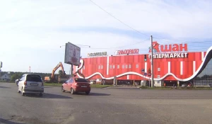 На одном из въездов к ТЦ «Волна» повесили знак «кирпич".