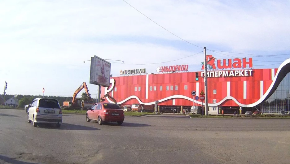 На одном из въездов к ТЦ «Волна» повесили знак «кирпич".