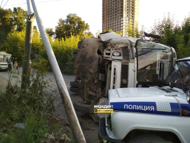 В Новосибирске перевернулся пассажирский ПАЗ. 26 июля 2017 года.