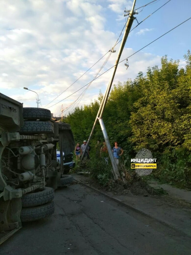 В Новосибирске перевернулся пассажирский ПАЗ. 26 июля 2017 года.