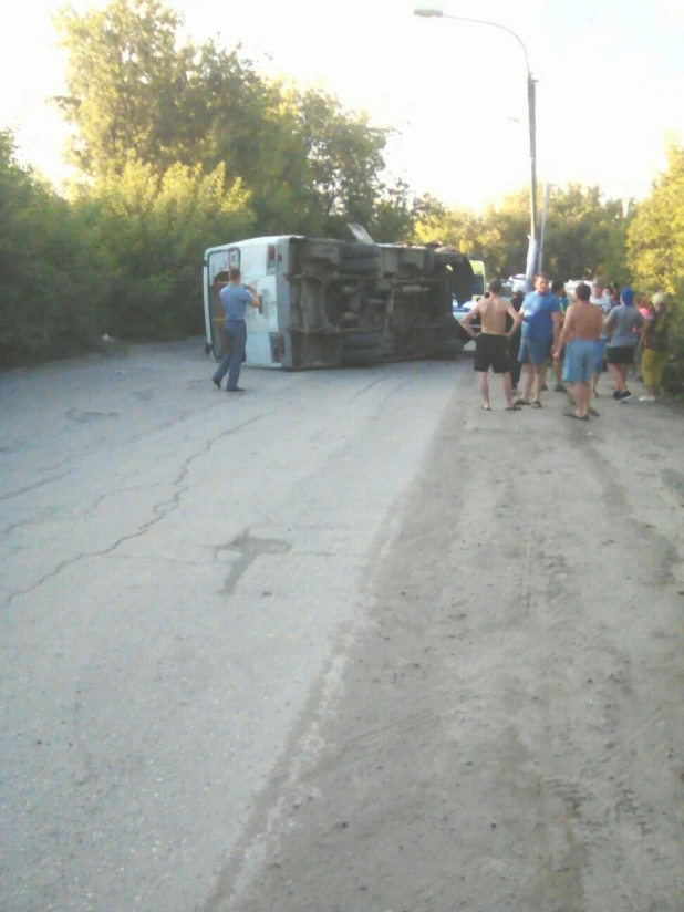 В Новосибирске перевернулся пассажирский ПАЗ. 26 июля 2017 года.