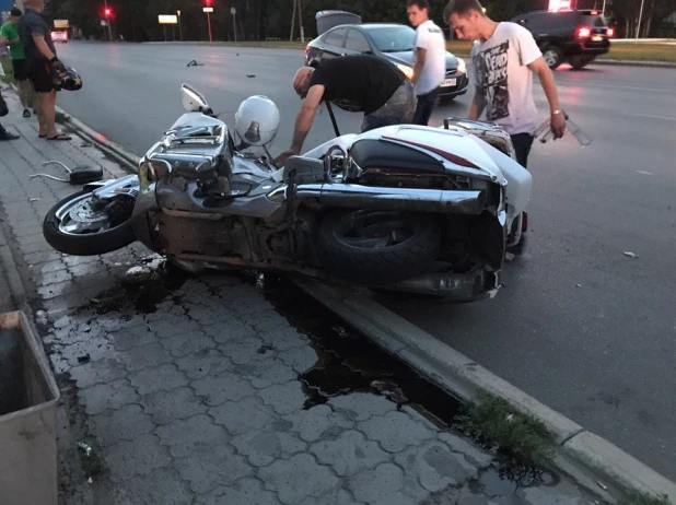 В Барнауле мотоциклист после ДТП влетел в остановку