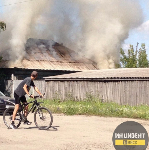 В Бийске сгрел дом многодетной семьи.