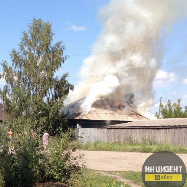 В Бийске сгрел дом многодетной семьи.