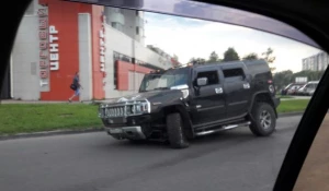 "Хаммер" потерял колесо.