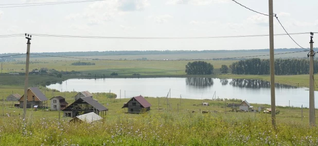 Пригород весной подтапливало талыми и грунтовыми водами.