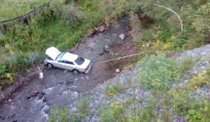 Иномарка слетела с дороги в реку