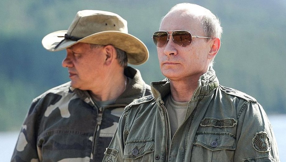 Владимир Путин во время рыбалки в Республике Тыва с министром обороны Сергеем Шойгу.