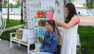 "Ренессанс-Косметик" организовала в барнаульском парке салон красоты.