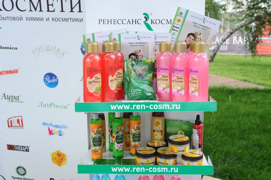 "Ренессанс-Косметик" организовала в барнаульском парке салон красоты.
