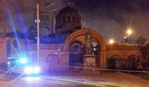 В Новосибирске вандал повредил памятник Николаю II и цесаревичу Алексею. 1 августа 2017 года.